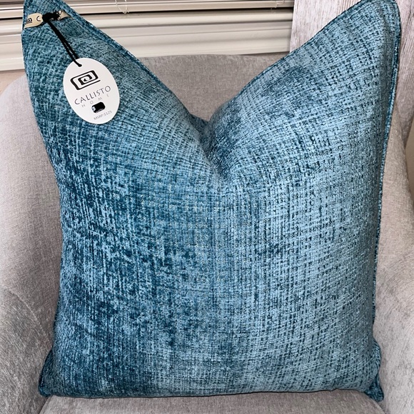 1-NWT CALLISTO HOME LUXURY VELVET DECORATIVE THROW PILLOW